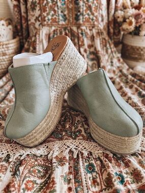 BOUTIQUE Nellie-01 Light Sage Espadrille Wedge Mule